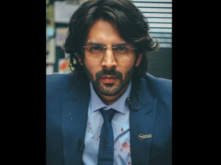 फिल्म 'धमाका' से कार्तिक आर्यन का शानदार First LOOK रिलीज- बिल्कुल अलग अंदाज़ में दिखे एक्टर
