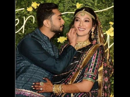 सज धज के मेहंदी के साथ शुरू हुई गौहर खान - ज़ैद दरबार की संगीत सेरेमनी, देखिए तस्वीरें