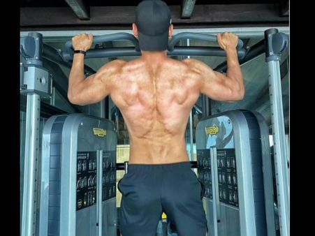 'पठान' के लिए जॅान अब्राहम की खतरनाक बॅाडी की पहली झलक,अभिषेक बच्चन ने बोला एकदम आग