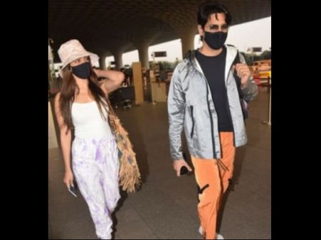 न्यू ईयर सेलिब्रेशन: रणबीर- आलिया से लेकर सिद्धार्थ- कियारा, ईशान- अनन्या, सेलेब्स साथ मना रहे हैं हॉलीडे-PICS
