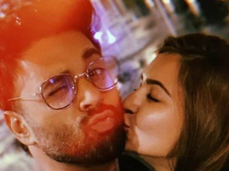 पुलकित सम्राट की गर्लफ्रेंड कृति खरबंदा हुई रोमांटिक, सबके सामने किया KISS, कहा- आई लव यू
