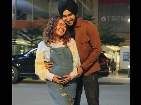 प्रेग्नेंट हैं सिंगर नेहा कक्कड़, बेबी बंप के साथ पति रोहनप्रीत संग शेयर की खुशखबरी- देंखे PHOTO