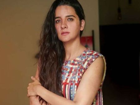 एक्ट्रेस श्रुति सेठ की गंभीर हालत में इमरजेंसी सर्जरी, फोटो शेयर कर बोला- 2020 ने झटका दिया