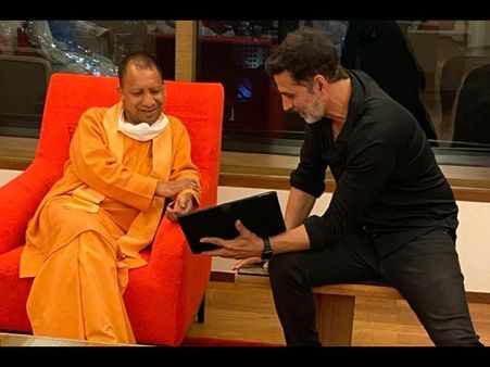 'राम सेतु' के लिए अक्षय कुमार की सीएम योगी से मुलाकात, यूपी फिल्म सिटी पर बॉलीवुड की बड़ी मीटिंग!