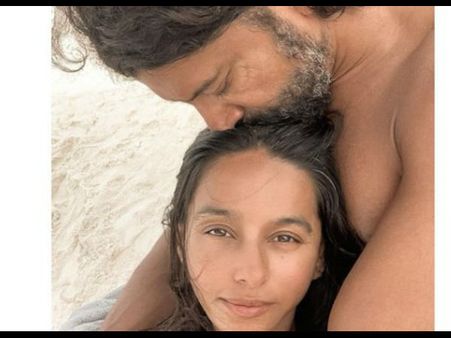 क्रिसमस पर फरहान अख्तर ने गर्लफ्रेंड शिबानी दांडेकर पर लुटाया प्यार, वायरल हुई PIC