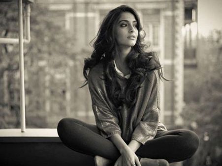 कोरोना के खतरों के बीच सोनम कपूर ने शुरू की फिल्म ब्लाइंड की शूटिंग, दमदार कहानी पर बेस्ड है फिल्म