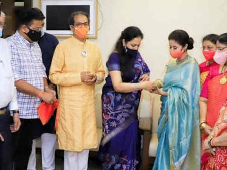 उर्मिला मातोंडकर ने जॉइन की शिव सेना, आते ही मारा कंगना रनौत को करारा ताना