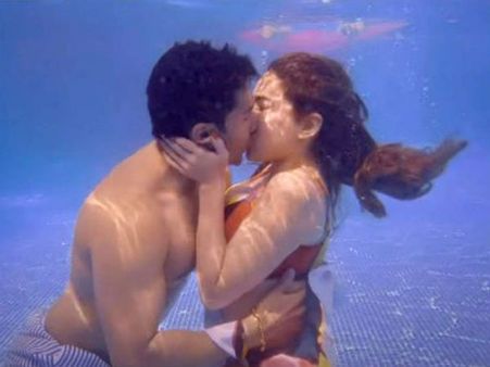 वरुण धवन और सारा अली खान के किसिंग सीन पर बोले डेविड धवन- 'काहे की शर्म आ रही है?'