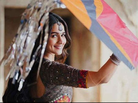 मकर संक्रांति 2021: आलिया भट्ट, ऐश्वर्या राय - दीया मिर्ज़ा तक, पतंग उड़ाते दिखीं ये हीरोइनें