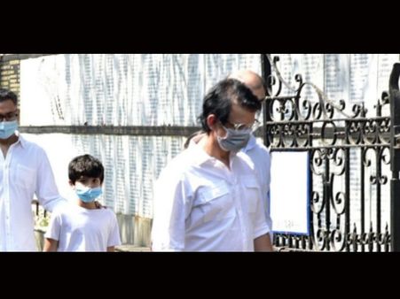 पिता के अंतिम संस्कार पर पहुंचे अभिनेता शरमन जोशी, कैमरे में कैद हुई तस्वीर!