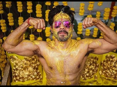 वरुण धवन ने शेयर की हल्दी सेरेमनी की तस्वीरें, शर्टलेस होकर फ्लॉन्ट की बॉडी- PHOTOS