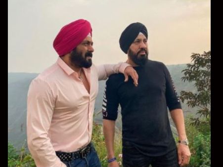 'अंतिम' से सलमान खान ने बॉडीगार्ड शेरा के साथ शेयर की फोटो, बताया 'वफादार' PIC