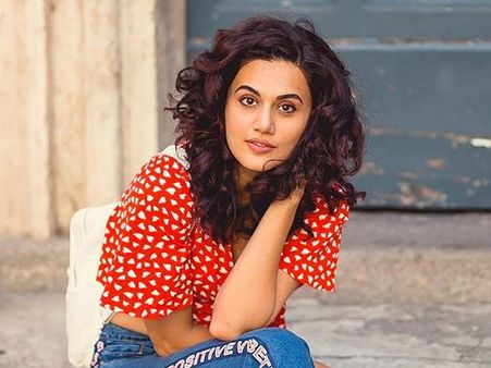 ट्रैक्टर रैली में किसानों पर लाठी चार्ज देख भड़की तापसी पन्नू- मेरी टाइमलाइन पर हमारे देश के हालात