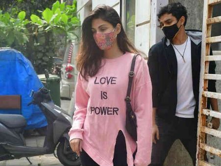 Pics: जेल से बाहर आने के बाद पहली बार साथ दिखे रिया चक्रवर्ती - शौविक, ढूंढ रहे हैं घर