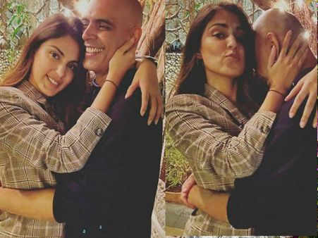 रोडीज फेम राजीव को Hug करती नजर आईं रिया चक्रवर्ती, इंटरनेट पर वायरल हुईं Photos