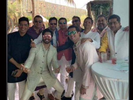 Varun Weds Natasha: शादी के फंक्शन से दुल्हे राजा वरुण धवन की पहली तस्वीर, लड़के वाले ऐसे कर रहें हैं मस्ती