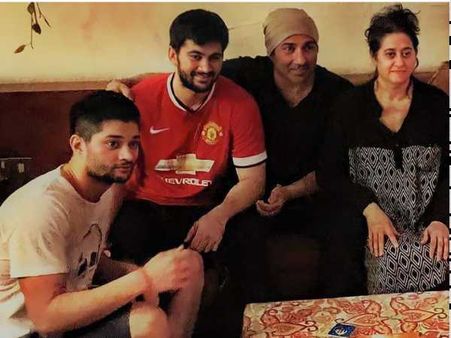 सनी देओल की पत्नी लिंडा और बेटों करण - राजवीर के साथ फैमिली फोटो वायरल