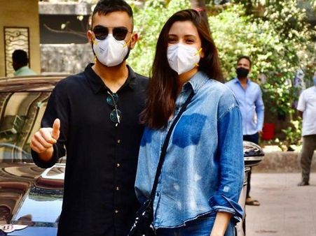 पैरेंट्स बनने के बाद विराट-अनुष्का की पहली तस्वीर, फोटोग्राफर्स को 'थैंक्यू' कहा- बेहद खुश आए नजर PICS