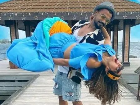 हिना खान को गोद में लिए नजर आए रॉकी जायसवाल, रोमांटिक तस्वीर पर फैंस कर रहें हैं कमेंट!