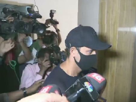 ऋतिक रोशन Vs कंगना ई-मेल केस: क्राइम ब्रांच के ऑफिस पहुंचे ऋतिक, होंगे सवाल-जवाब- बड़ी खबर!