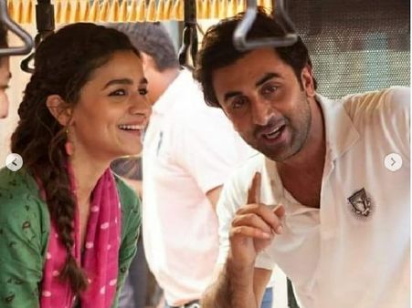 ब्रह्मास्त्र से पहले इस प्रोजेक्ट में नजर आएंगे आलिया भट्ट और रणबीर कपूर, लीक हुईं PHOTOS- रोमांटिक अंदाज