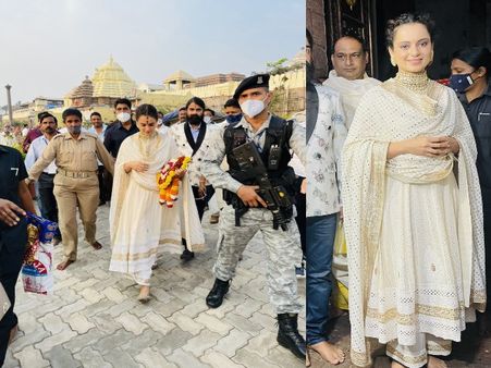 कंगना रनौत ने किए पुरी में भगवान जगन्नाथ के दर्शन, सुरक्षा का काफिला साथ- PHOTOS में देखिए 'क्वीन' अतवार