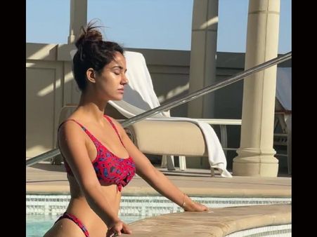 दिशा पटानी की बिकिनी PIC से नहीं हटेगी नजर, स्वीमिंग पूल में ढाया कहर!