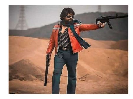 KGF 2 की रिलीज पर फैंस का पागलपन, पीएम मोदी को खुला खत- नेशनल हॅालिडे की जोरदार मांग