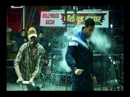 जॉन अब्राहम की 'अटैक' फिल्म के सेट पर गांव वालों ने किया पथराव,एक्टर को देखने दीवारों पर चढ़ी भीड़