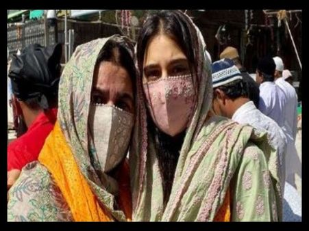 कोरोना महामारी में भारी भीड़ के बीच सारा अली खान ने मां अमृता के साथ अजमेर शरीफ में मांगी दुआ