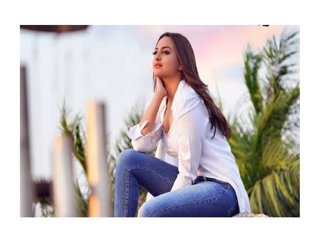 किसानों के समर्थन में सोनाक्षी सिन्हा की बेहद भावुक कविता- ये तुम्हें दंगे दिखाई देते हैं, क्यों?