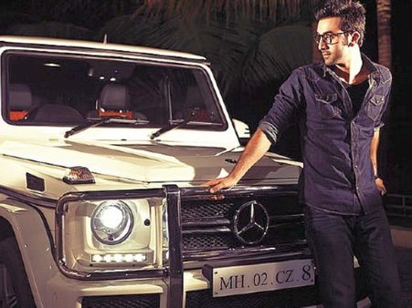 रणबीर कपूर की शानदार कार को मुंबई पुलिस ने कल रात किया सील, तोड़े नियम