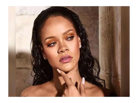 टॅापलेस फोटोशूट में रिहाना ने पहना गणेश पेंडेट, भड़का विश्व हिंदू परिषद, दिल्ली-मुंबई में हंगामा