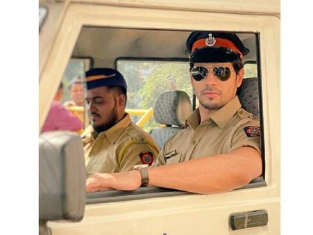 सिद्धार्थ मल्होत्रा ने 'थैंक गॉड' से शेयर किया दबंग First LOOK- रणवीर सिंह, रोहित शेट्टी का मजेदार कमेंट