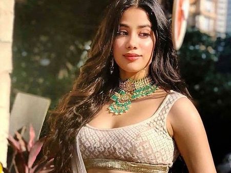 'क्या हम किस कर सकते हैं'- फैन के इस कमेंट पर जाह्नवी कपूर का मजेदार जवाब!