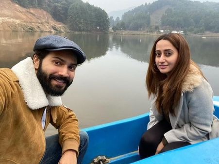 भेड़िया की शूटिंग के बीच वरुण धवन से मिलने पहुंची नताशा दलाल, शेयर की रोमांटिक PHOTOS