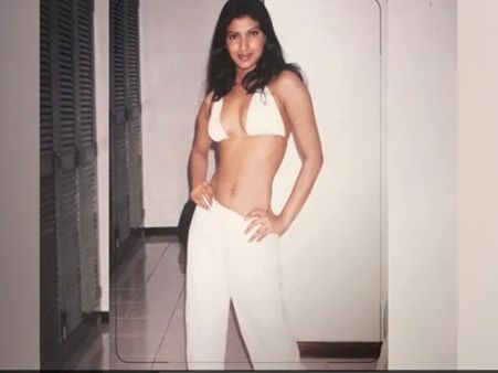 प्रियंका चोपड़ा ने शेयर की Modeling दिनों से अनदेखी तस्वीर, बिकिनी पर बिंदी लगाए दिखा हॉट लुक