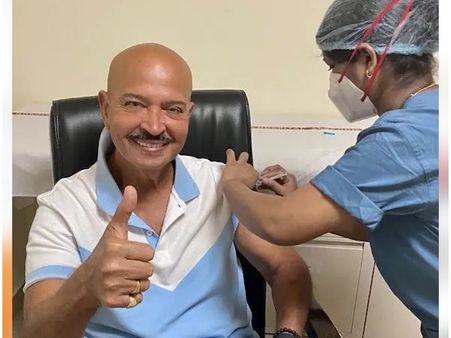 ऋतिक रोशन के पिता राकेश रोशन ने लगवाई कोरोनावायरस वैक्सीन, शेयर की फ़ोटो और अनुभव