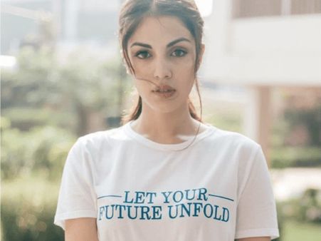 6 महीने बाद सोशल मीडिया पर वापस लौटीं रिया चक्रवर्ती , हाथों में हाथ थामे आईं नजर-लिखा इमोशनल मैसेज- PHOTO