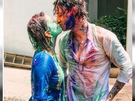 होली पर बोल्ड हुईं सनी लियोनी, पति को KISS करते आईं नजर- देखिए तस्वीरें