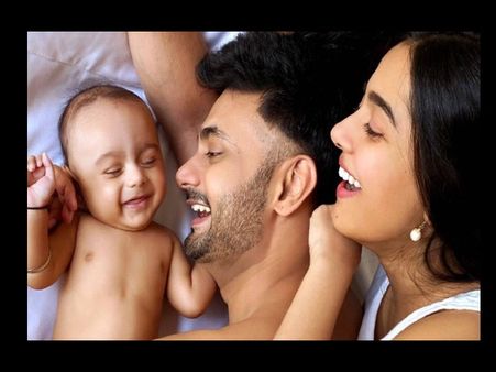 मां बनने के 4 महीने बाद अमृता राव ने दिखाई बेटे वीर की पहली तस्वीर, क्यूट स्माइल पर फैंस ने बरसाया प्यार