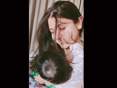 अंतर्राष्ट्रीय महिला दिवस: विराट कोहली ने शेयर की अनुष्का और बेटी वामिका की प्यारी सी फोटो- लिखा खास नोट