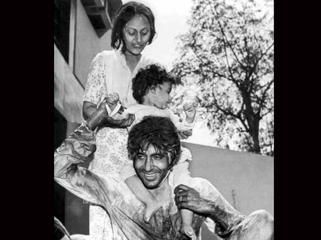 अमिताभ बच्चन ने जया बच्चन और अभिषेक के साथ शेयर की होली की प्यारी सी तस्वीर, फैंस को दी शूभकामनाएं