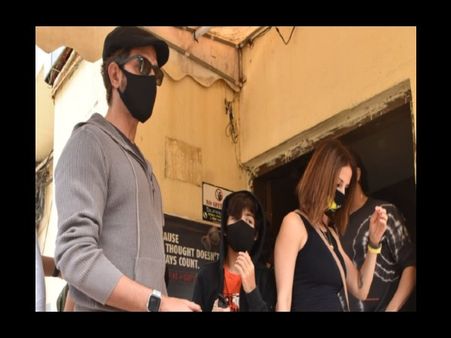 कोरोना के बढ़ते मामले के बीच ऋतिक रोशन ने अपनी एक्स वाइफ-बच्चों के साथ देखी फिल्म, देखिए VIDEO