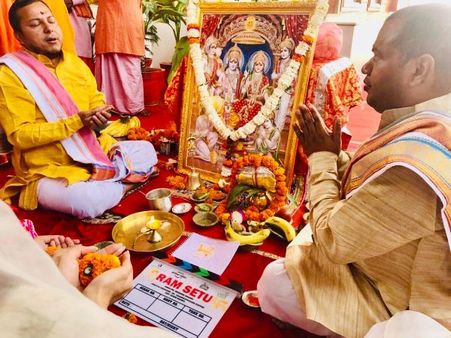 फ्लोर पर आई अक्षय कुमार की फिल्म रामसेतु, सीधे अयोध्या से मुहूर्त पूजा की तस्वीर आई सामने!