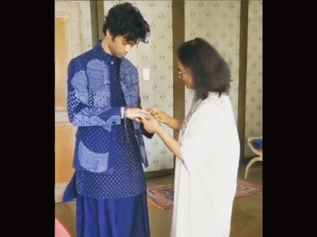 Video: इरफान का फिल्मफेयर लेने पिता इरफान के कपड़ों में पहुंचे बाबिल खान, मां ने किया तैयार