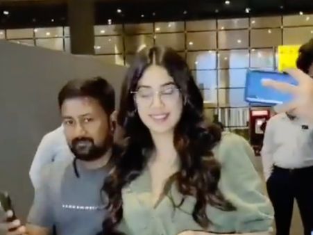फोटो के लिए उतावले फैन ने पार की सीमा, जान्हवी कपूर ने यूं संभाला, देखिए वायरल वीडियो