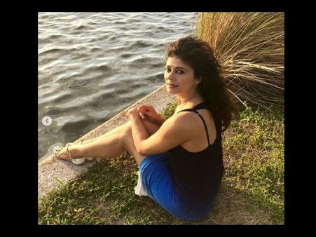 45 साल की उम्र में पूजा बत्रा ने रेड बिकिनी पहन इंटरनेट पर लगाई आग, फैंस ने बोला इतनी सेक्सी