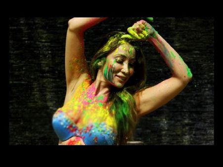 होली पार्टी में एक शख्स था जिसने मेरी स्कर्ट में हाथ डाल दिया, मैंने उसे सीने में जोर से मारा