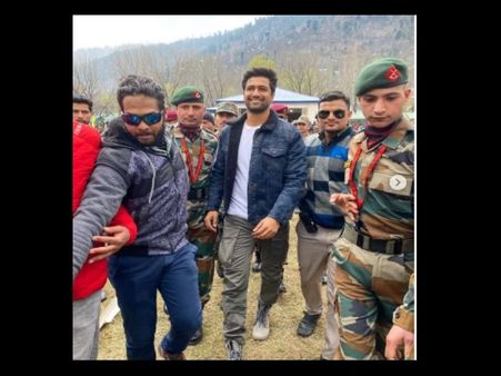 उरी बेस कैंप जाकर विकी कौशल ने भारतीय सेना के लिए बोली इतनी बड़ी बात, फोटो में देखिए सबसे बड़ा सम्मान